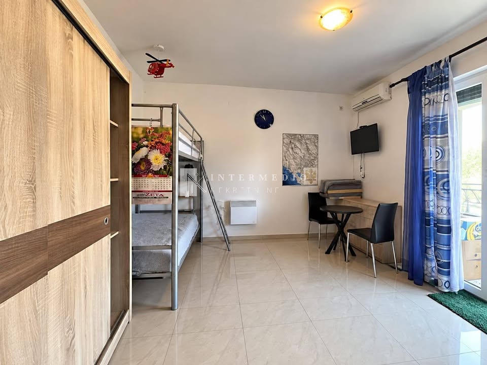Garsonjera u Đenovićima, 50 m od mora – 23 m²